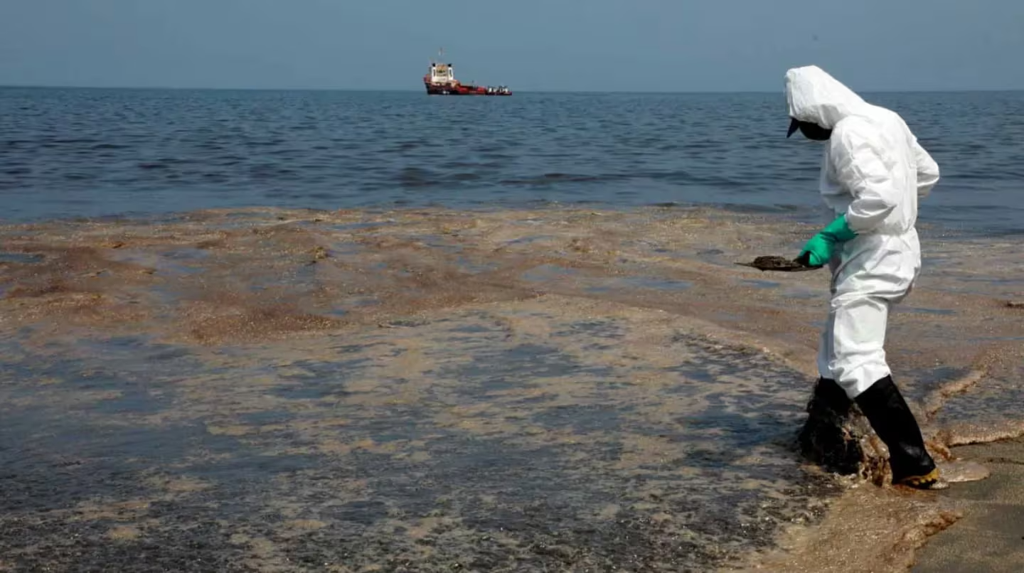 Investigan a dos buques extranjeros ante un posible derrame de petróleo en la provincia