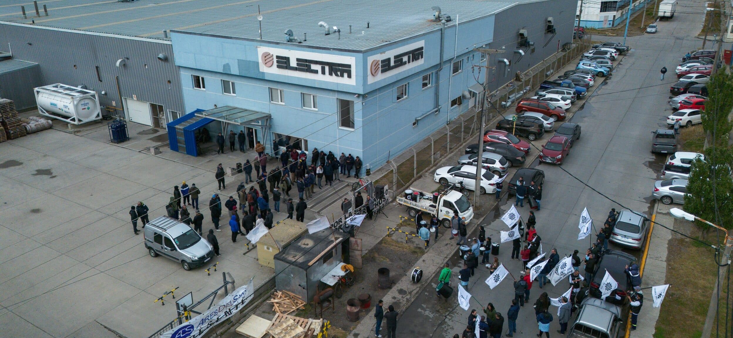 Más de 140 operarios de Aires del Sur permanecen en planta por falta de pago y temor a despidos