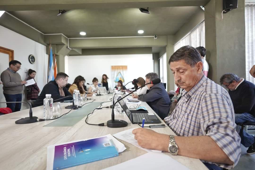 Tavarone cuestionó la falta de información del Municipio y pidió “cordura” ante la crisis política