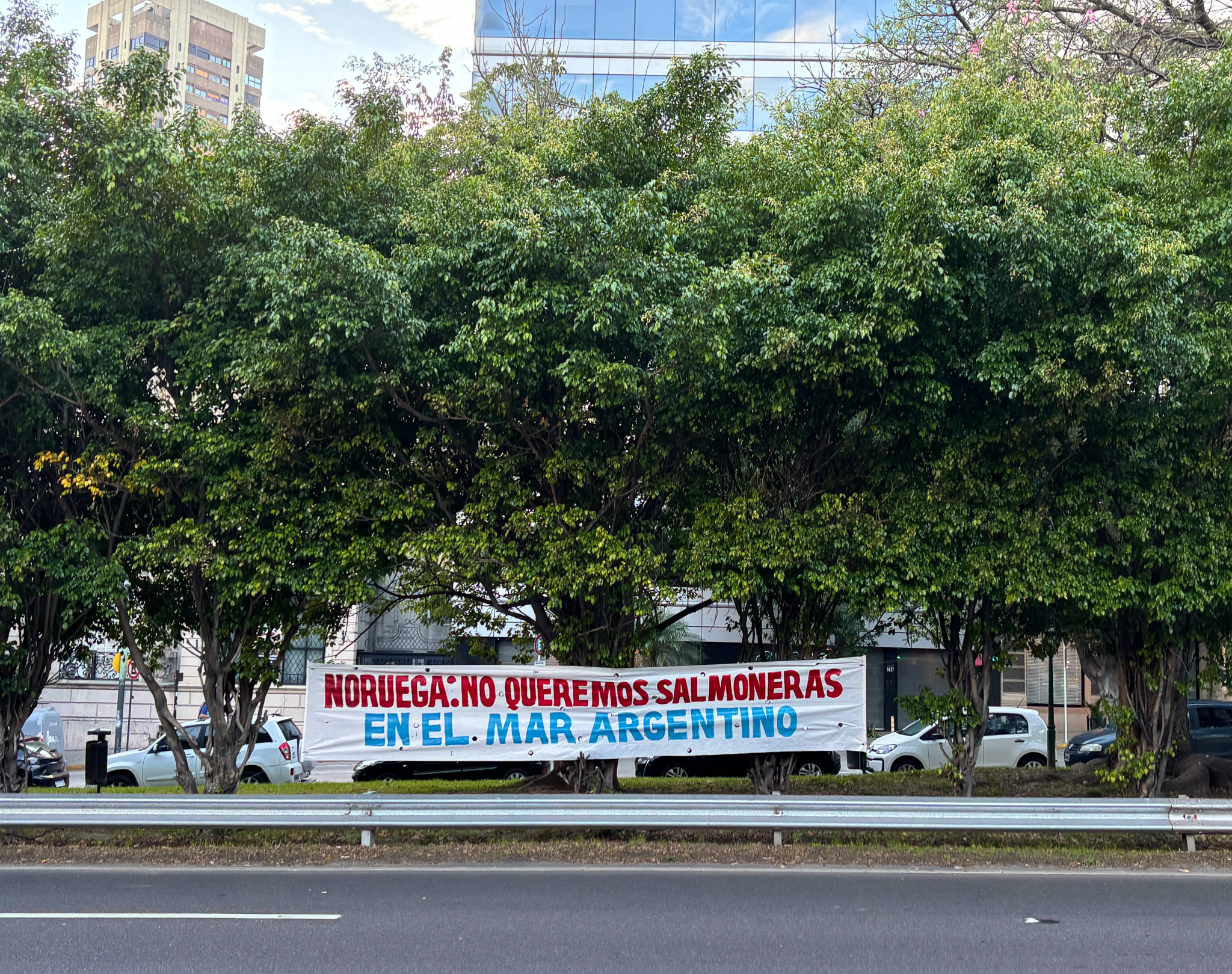 Del Canal Beagle a Buenos Aires: protesta contra las salmoneras marcan la visita de Noruega