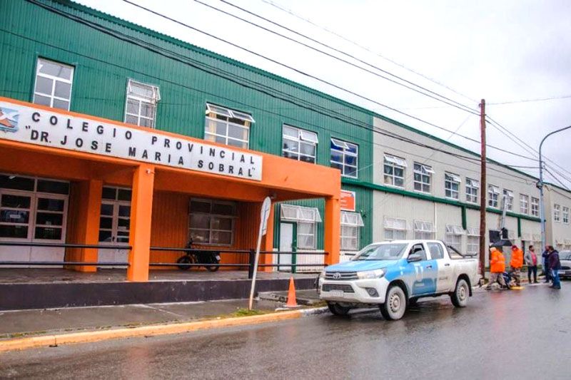 Estudiantes del Colegio Sobral realizan sentadas por problemas de calefacción