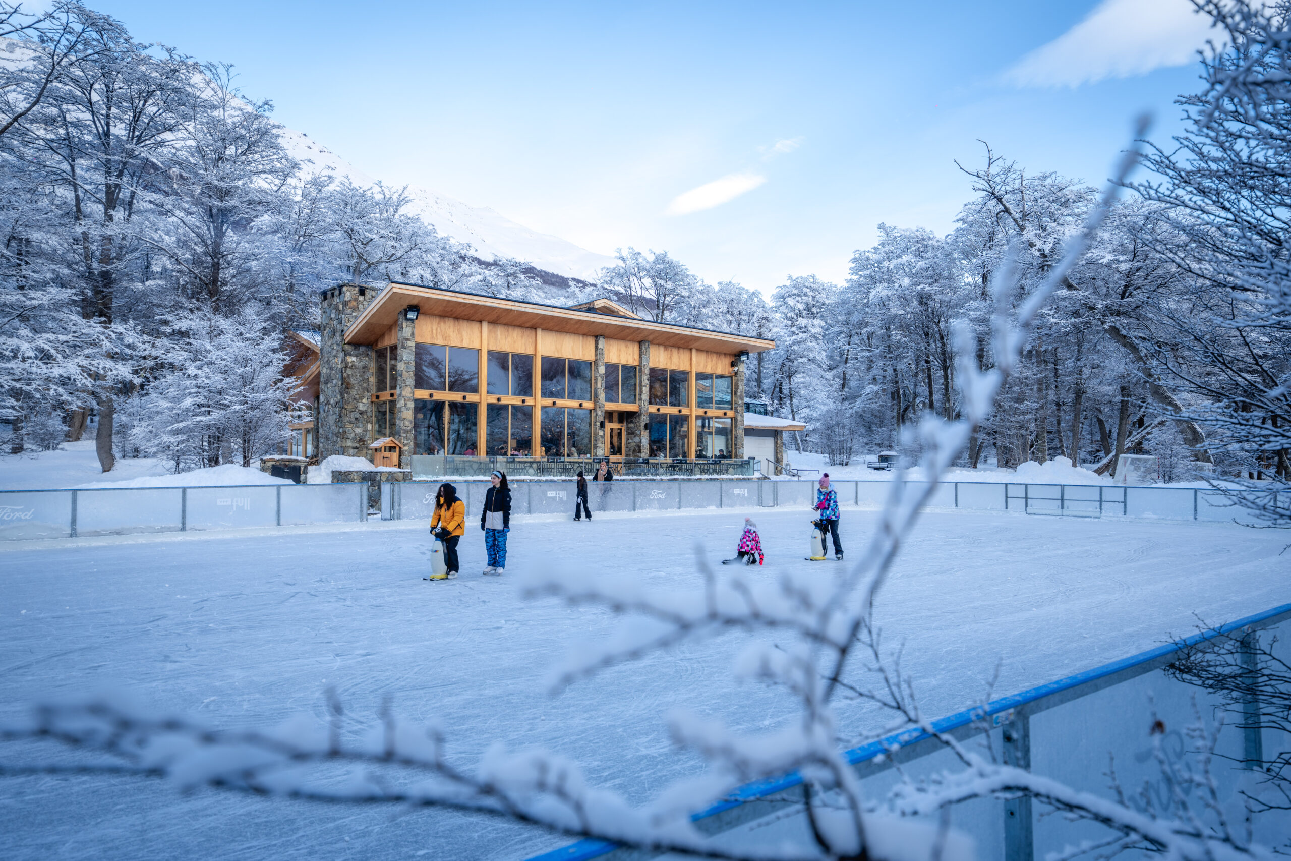 Cerro Castor abre este fin de semana largo su pista de patinaje y el restaurante Morada del Águila