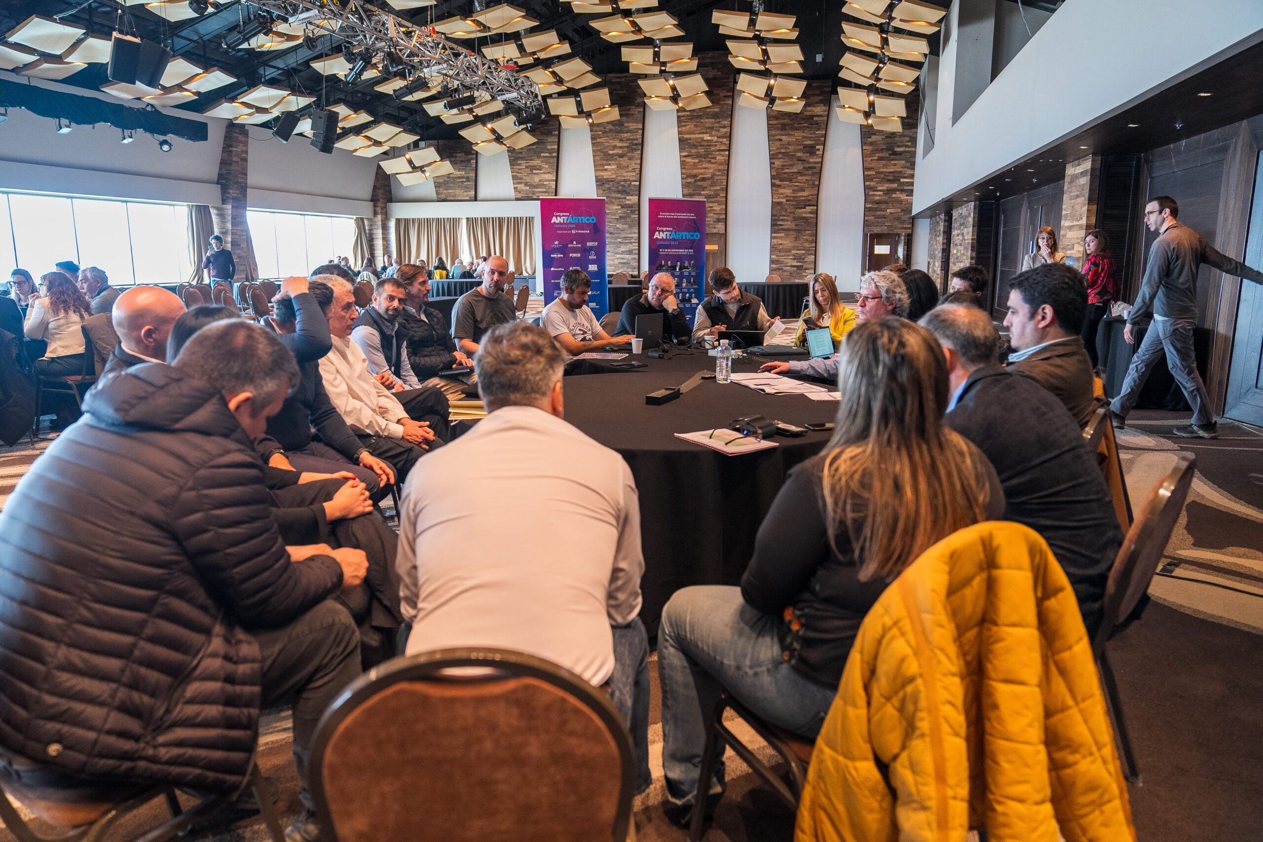 50 organizaciones de Tierra del Fuego AIAS debatieron el rol de Ushuaia en la logística y la ciencia antártica