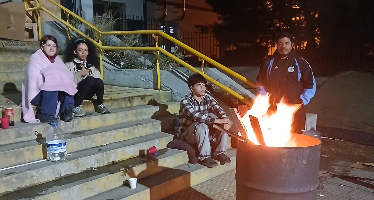 “El colegio está hecho bolsa”: alumnos del Olga Bronzovich de Arko acampan y exigen respuestas