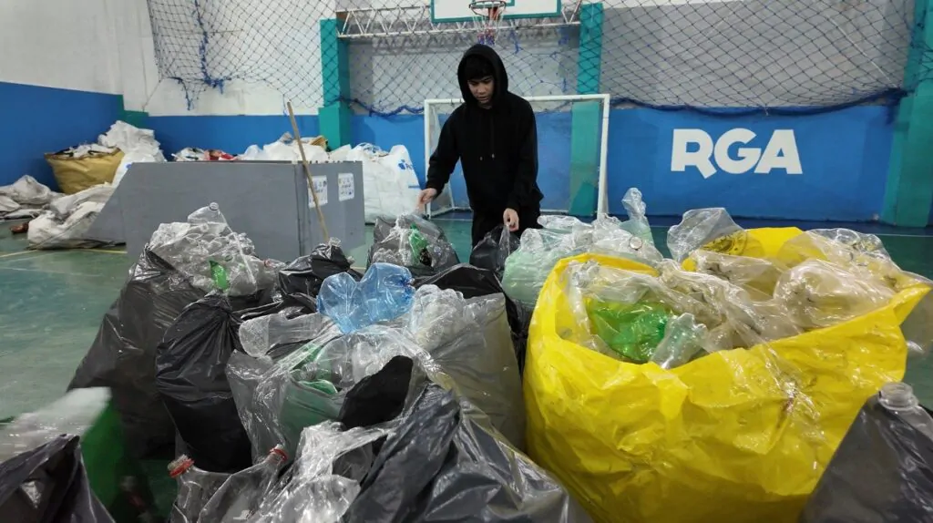 Reciclá y Ganá: estudiantes de 16 colegios ya recuperaron más de 4 toneladas de botellas PET
