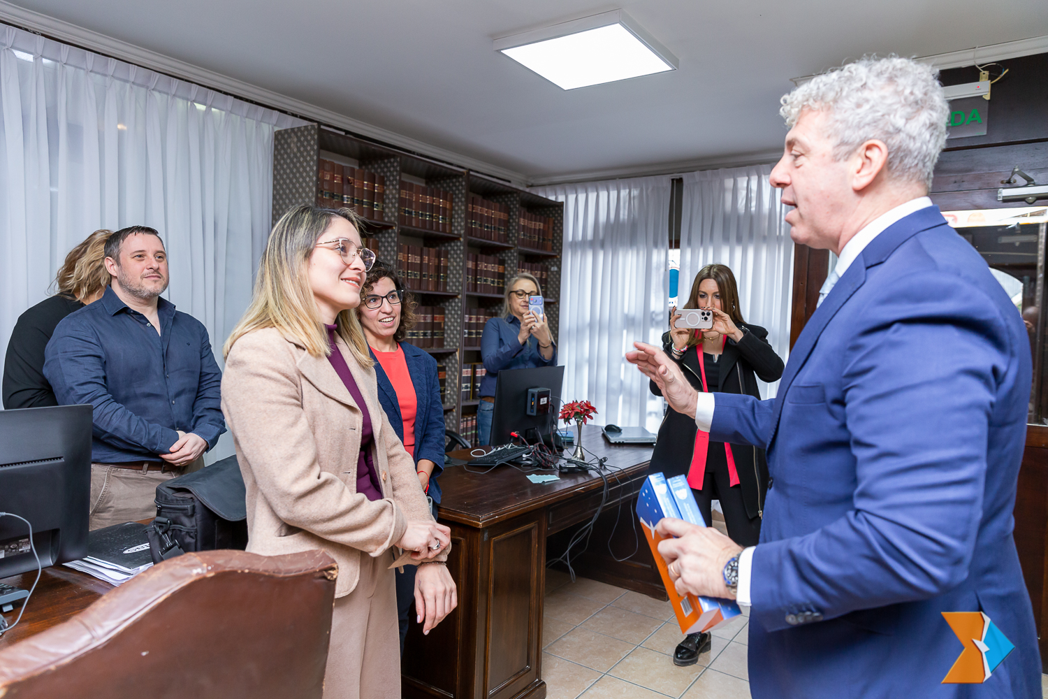 Löffler donó el II tomo de la Constitución comentada a la biblioteca de la Legislatura